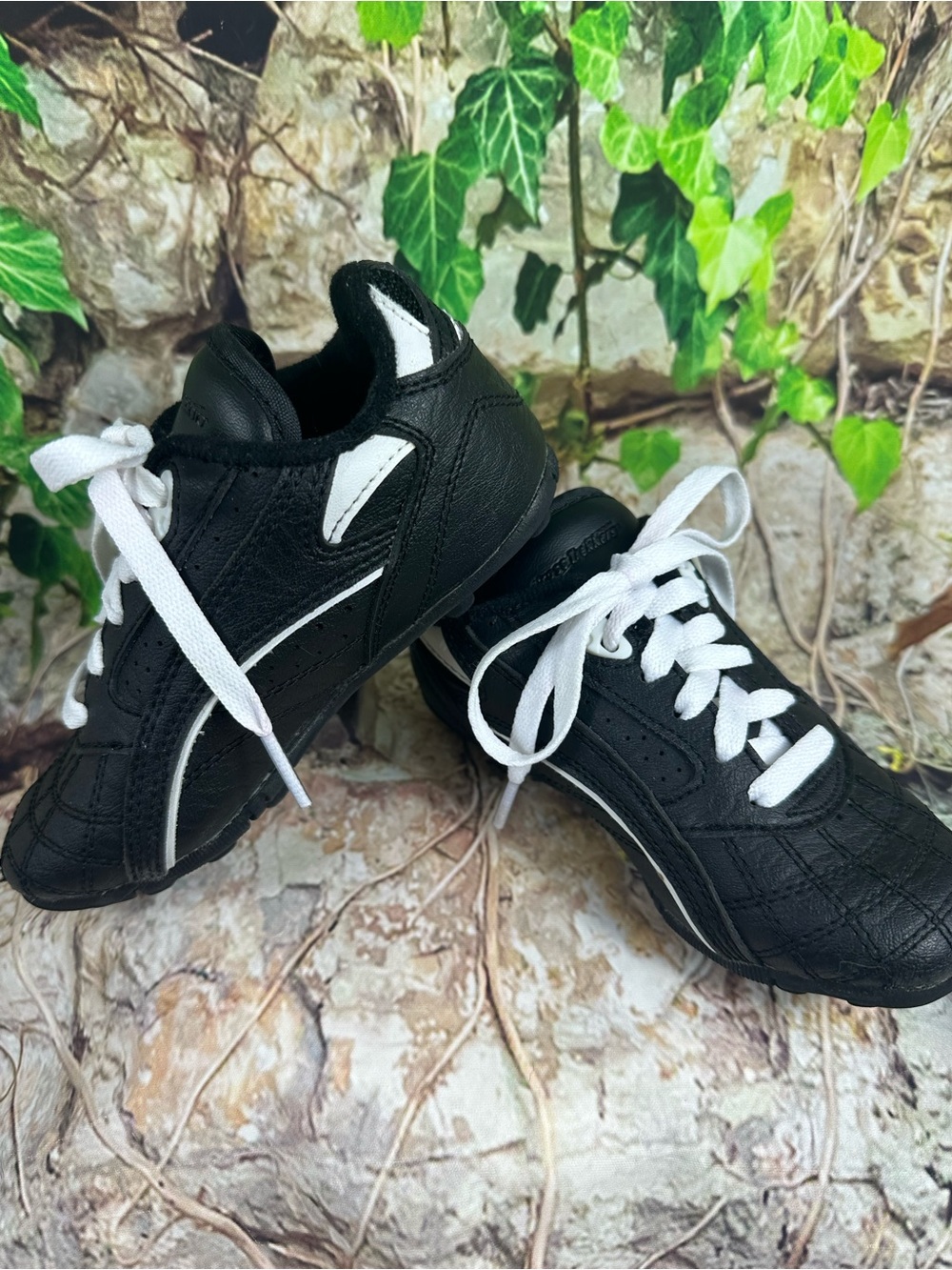 Grass trackers 10.5 Y black shoelaces or white shoelaces